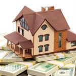 Mô hình ngôi nhà đặt trên xấp tiền